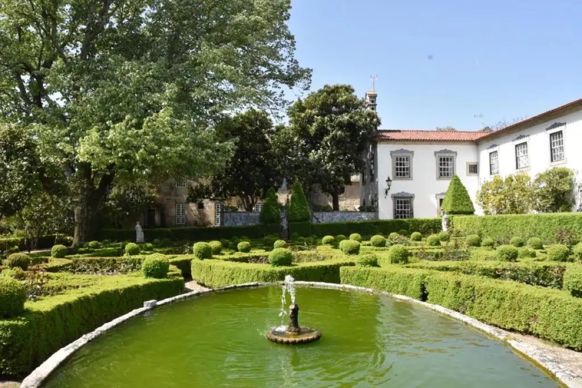 Jardim histórico de Santar, com fonte, buxos e casa ao fundo